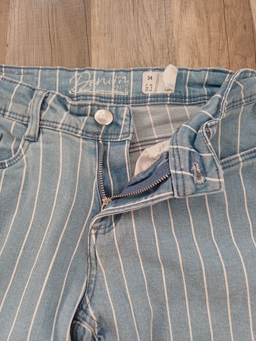 Jasnaniebieskie jeansy skinny w białe pionowe paski Takko Denim 1982 34