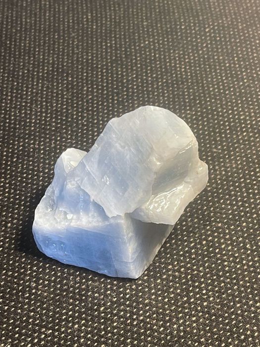 Cristal de calcita azul natural em bruto