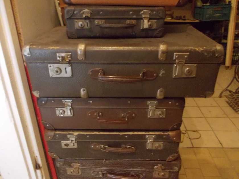 Stare przedwojenne walizki