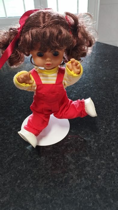 Boneca articulada. Faz várias posições. Articula os braços e as pernas