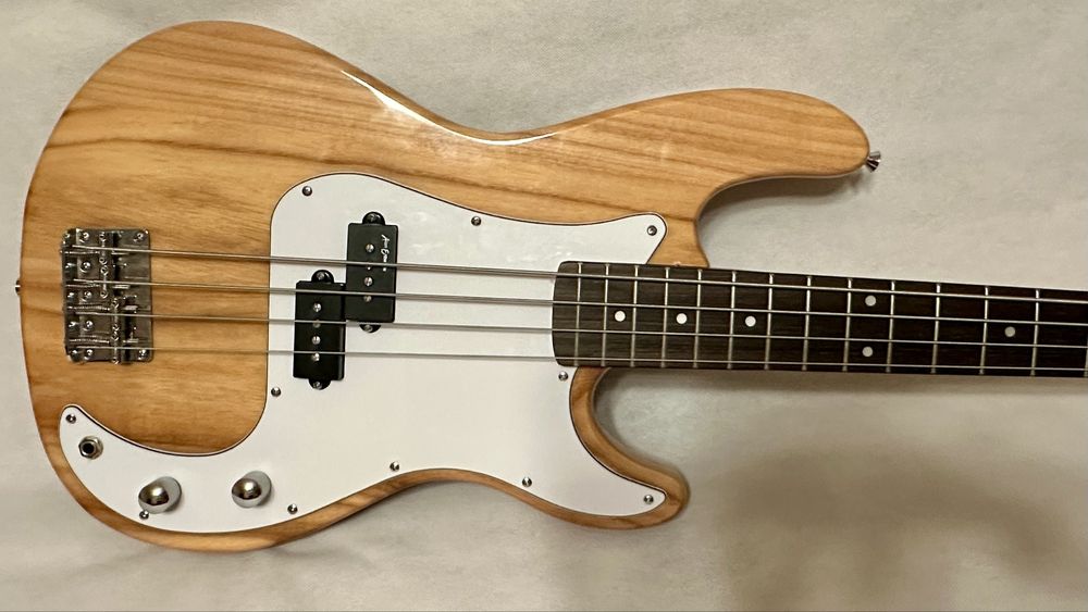 Gitara basowa Echo Precision , nie Fender