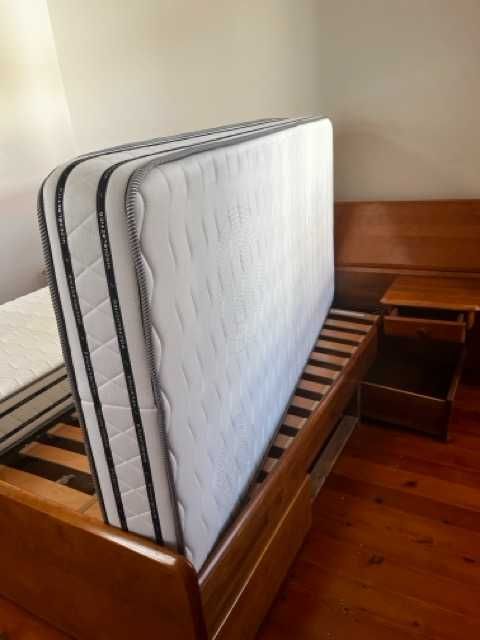 Cama Casal 2m*2m Cerne em excelente estado, com colchões como novos