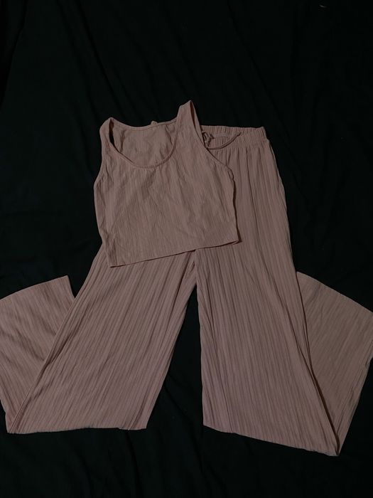 рожева піжамка в грному стані , через олх доставку не працюю