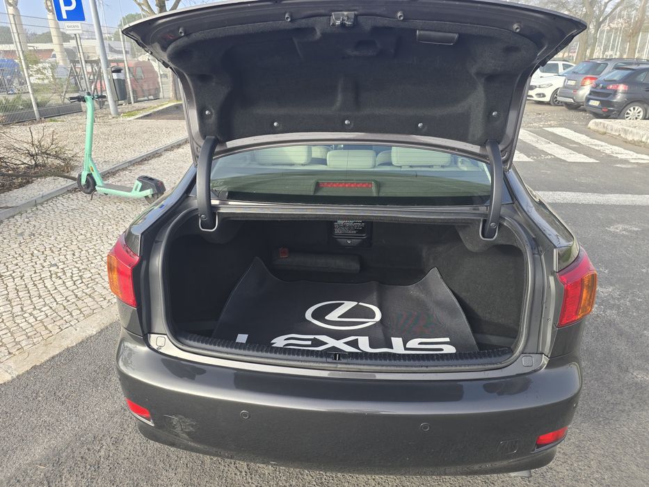 Lexus is 220d (2010)