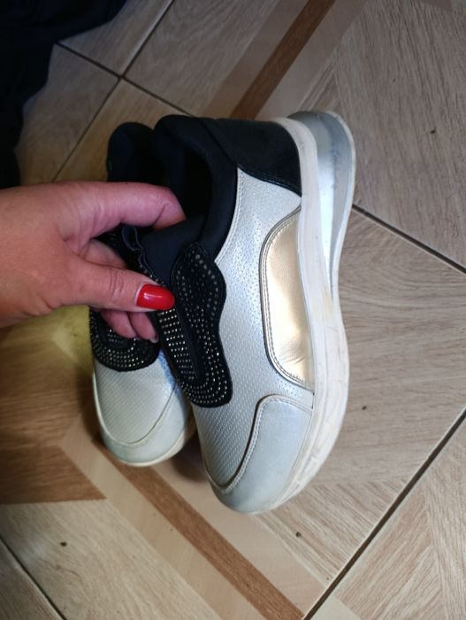 Продам кросівки дитячі 36 р , чорні з білим