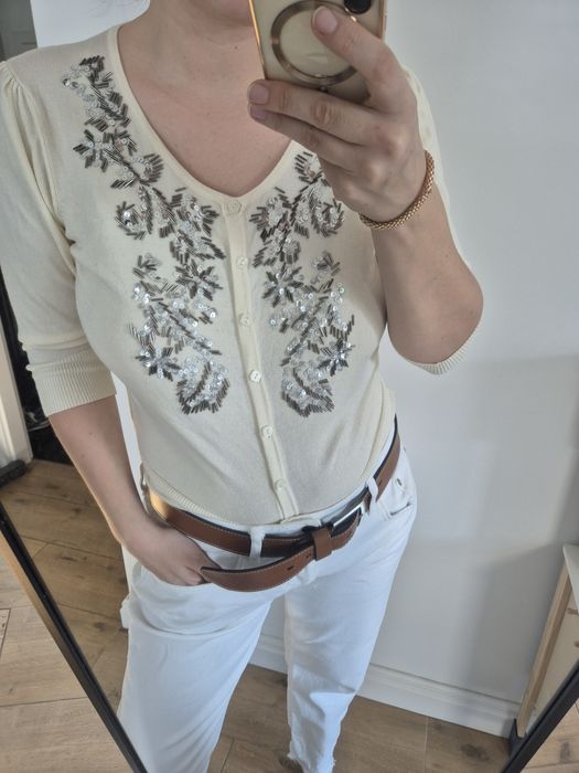 Sweter kremowy z cekinami futurystyczny wiskoza viscose do pracy
