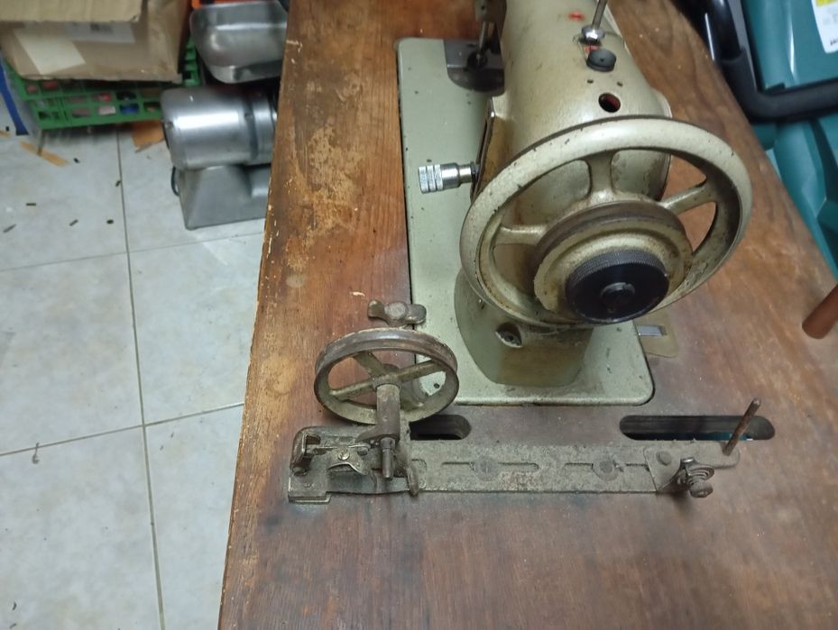 Máquina de costura PFAFf antiga de sapateiro