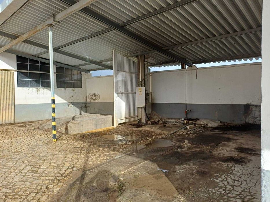 Arrenda-se oficina/ armazém