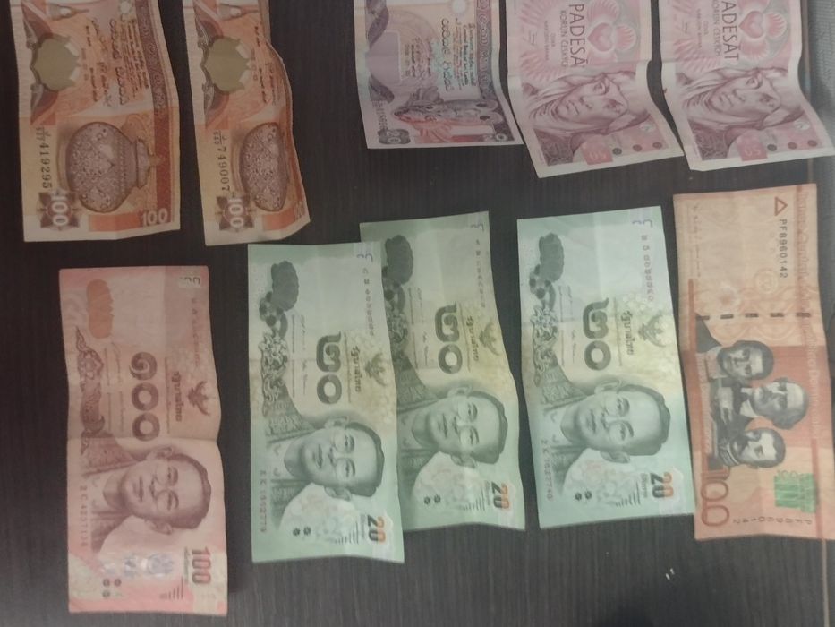 Продам купюри різних країн.