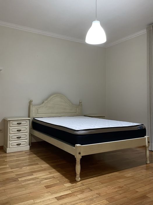 Mobília de quarto (cama, duas mesas de cabeceira, cómoda, espelho, armário e cadeira)