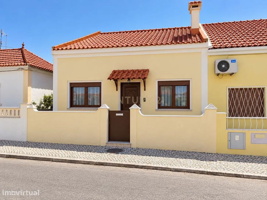 Moradia T2 em banda para venda em Montijo