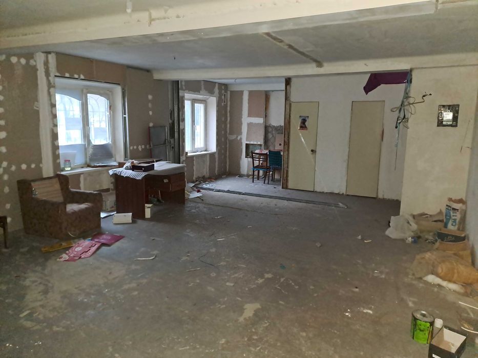 Продаж 3 кімн квартири з вільним плануванням (можливо під бізнес)