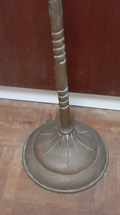 Cinzeiro de pé alto muito antigo em latão a restaurar