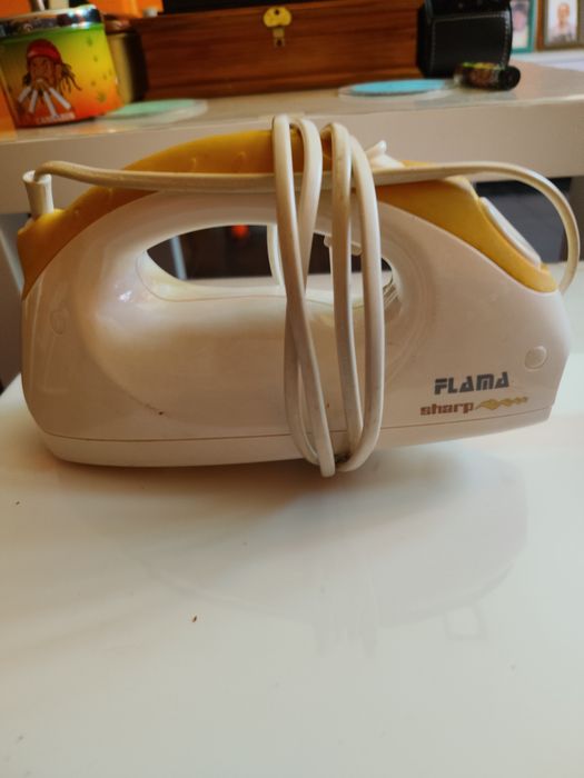Faca elétrica flama e jarro de água brita