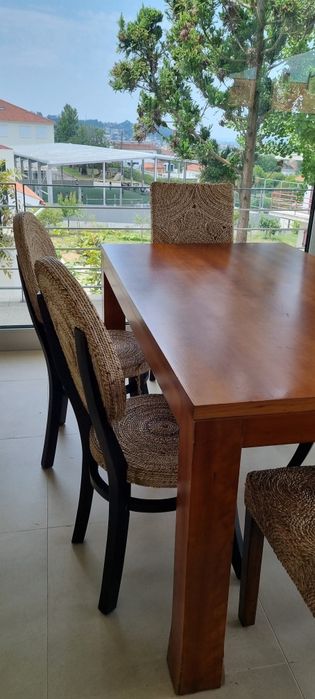 Conjunto de Sala de Jantar – Mesa em Madeira Maciça + 6 Cadeiras