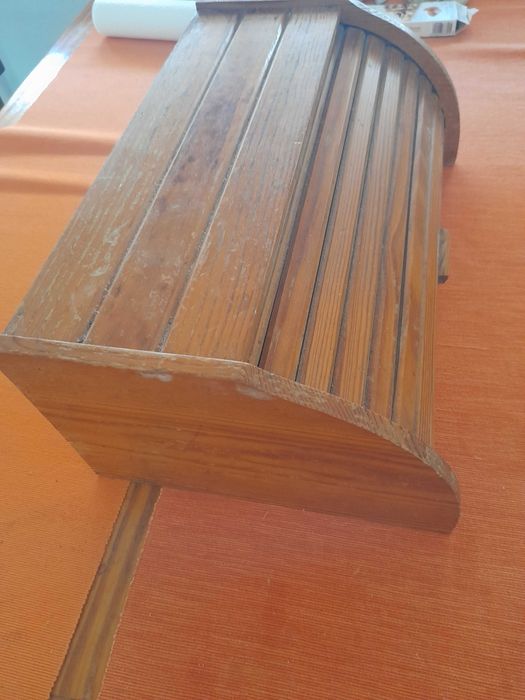 Caixa de pão em madeira antiga