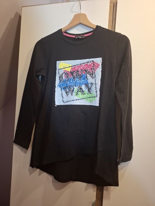 czarna koszulka z długim rękawem z wzorem