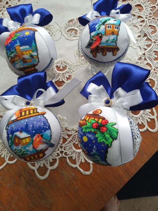 Новорічні іграшки вишиті
