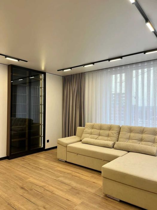 Перша здача! Простора 2-кімнатна квартира біля міського озера