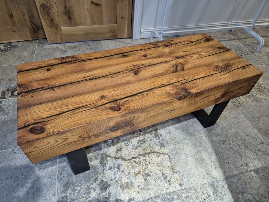 Stolik kawowy- olejowany, ze starych bali