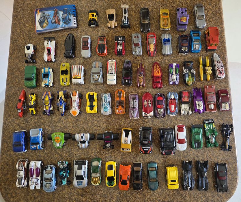 Coleção 74 carros Hot Wheels + pista