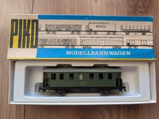 Model kolej zielony wagon Piko