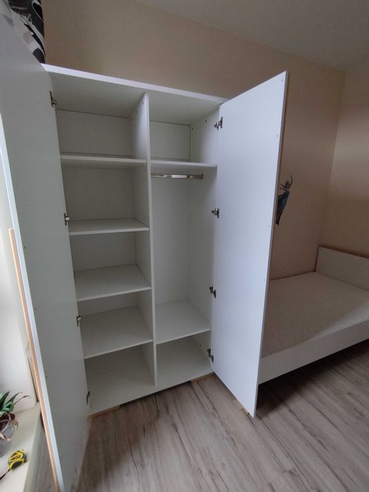 Zestaw solidnych białych mebli: Szafa, łóżko, biurko, kontenerek