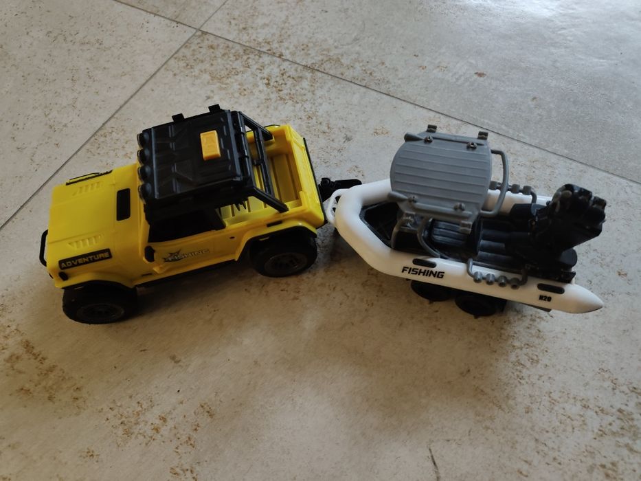 Jeep z przyczepą i łodzią