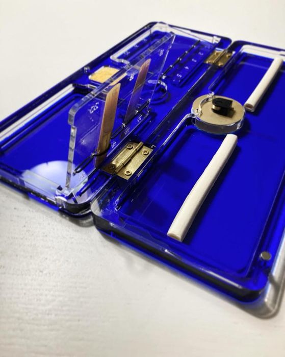 Caixa para palhetas de sopro em acrílico com controlador de humidade