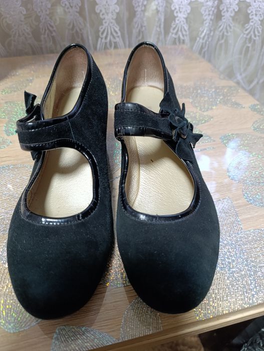 Продам недорого женскую обувь или обменяю на зерно.