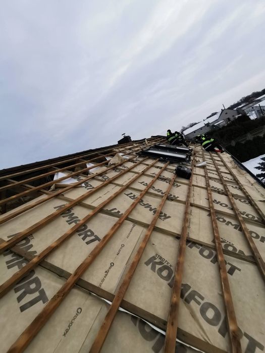 Naprawy dachów po kunach / kuna na dachu /  Izolacje pianą i celulozą