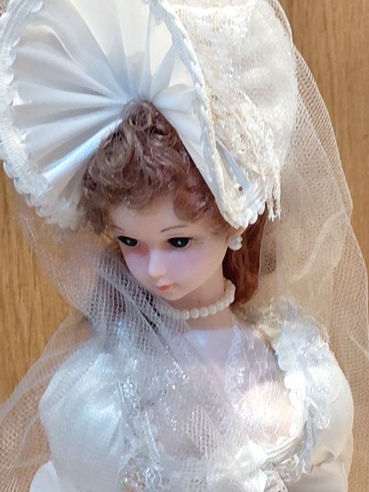 Boneca noiva de porcelana