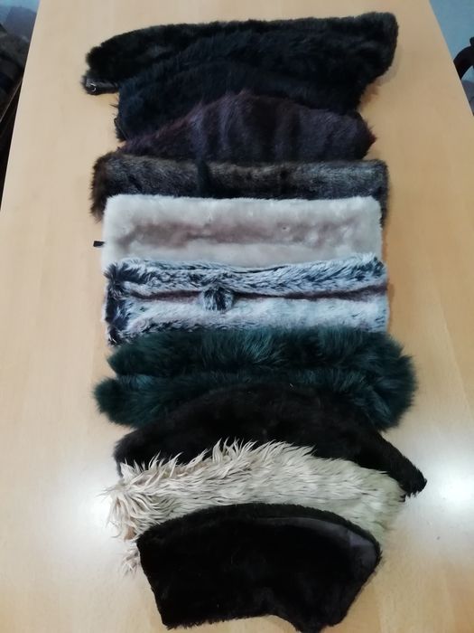 Estolas/golas em material sintético.