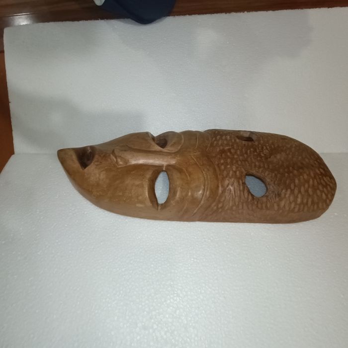Máscara Tribal Africana em Madeira Esculpida à mão 52x20 cms