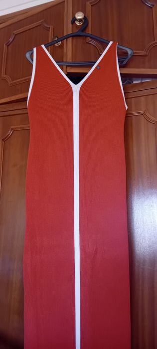 Vestido cor de tijolo, em malha, marca Ruga