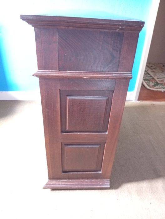 Armário em madeira com duas gavetas e duas prateleiras