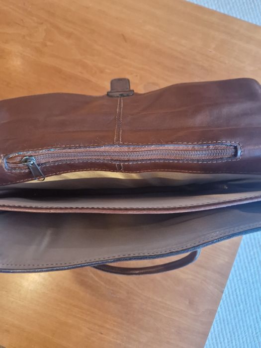 Pasta castanha em pele genuína.