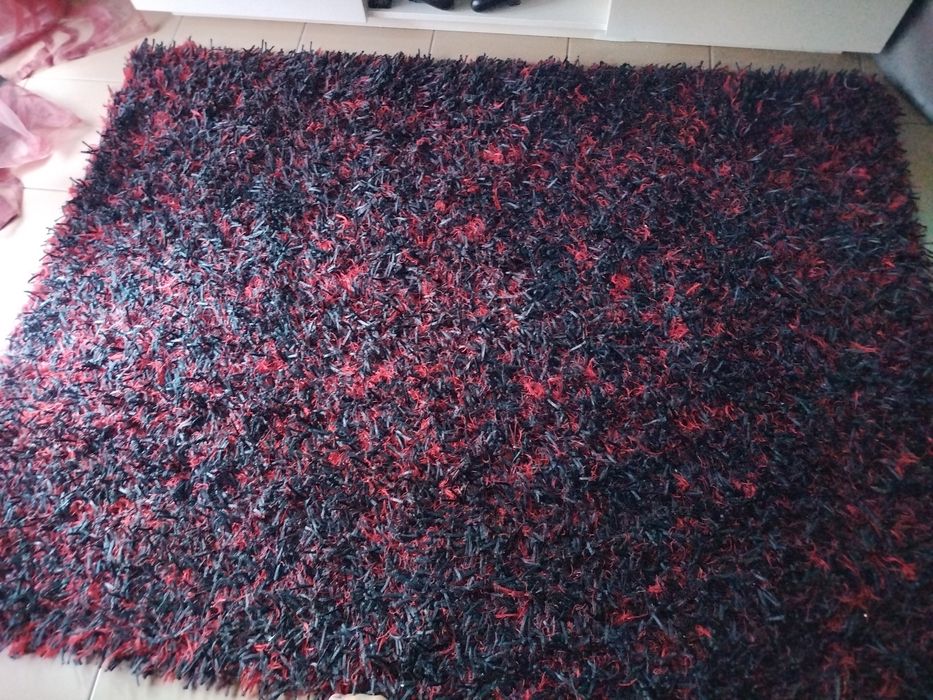 Vendo tapete vermelho e preto