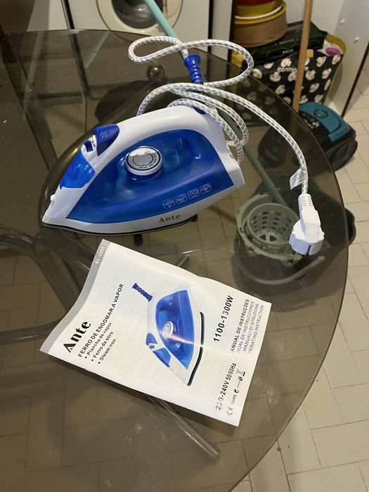 Ferro de engomar a vapor NOVO