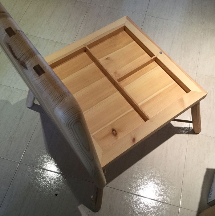 MESA com tampo rebatível para sala ou quarto de criança