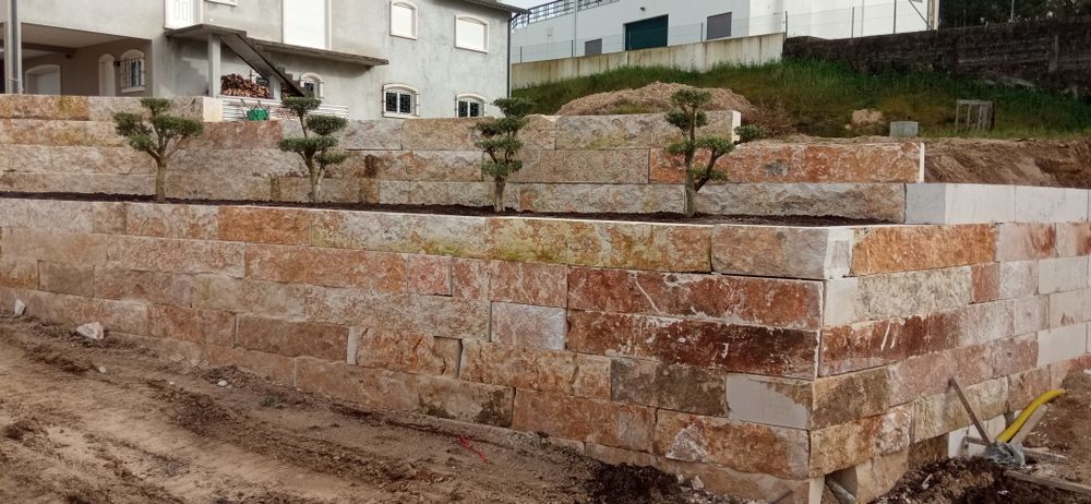 Muros pedra rústica de suporte de terra