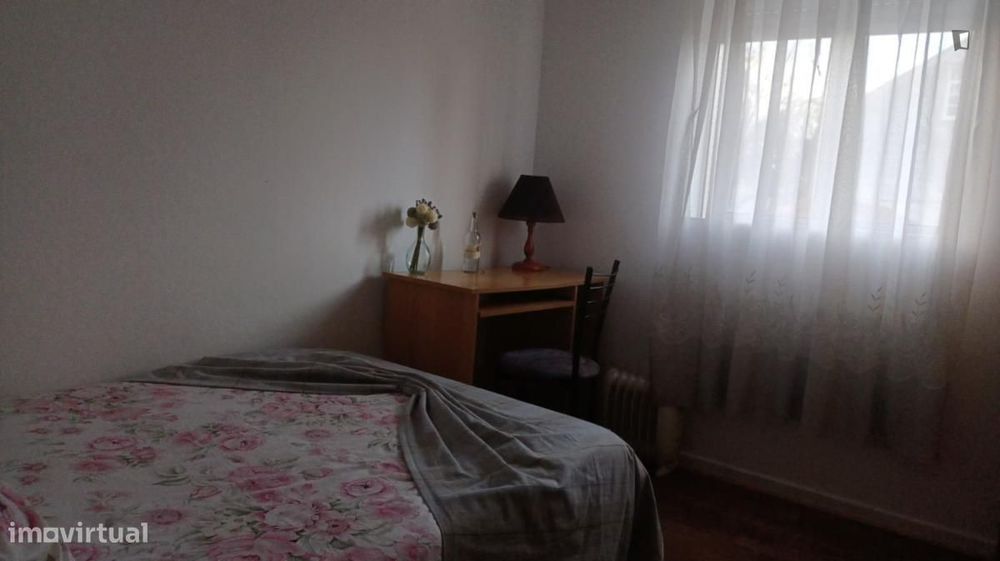 Quarto - localizado em Baixa de Santa Clara Coimbra