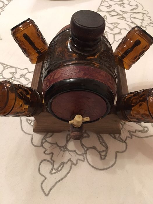 Barril licor com 4 copos