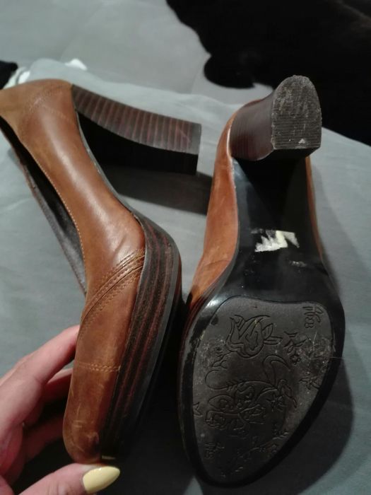 Skorzane buty na obcasie 40