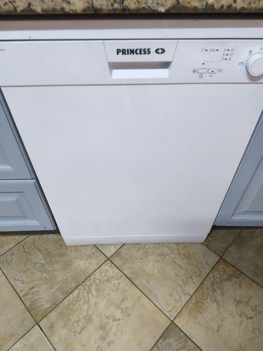 Mobília de cozinha e eletrodomésticos usados