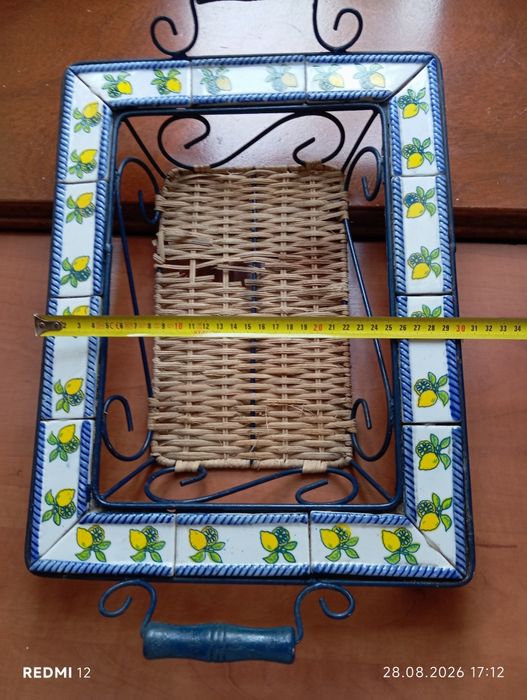 Taca metalowa rama ceramika i wiklina