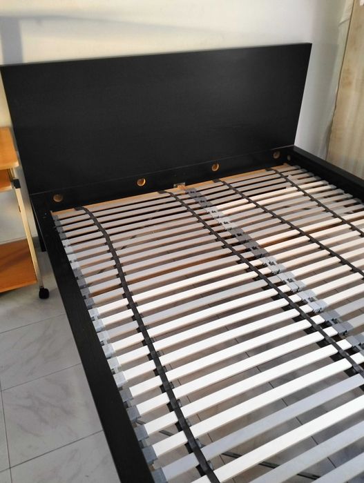 Cama com estrado em bom estado