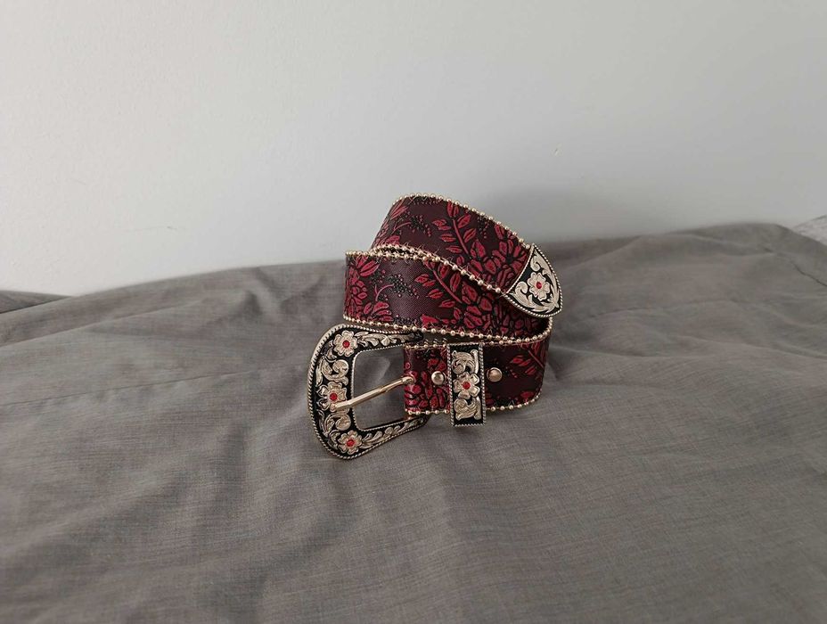 Czerwony pasek kwieciste wzory kryształki