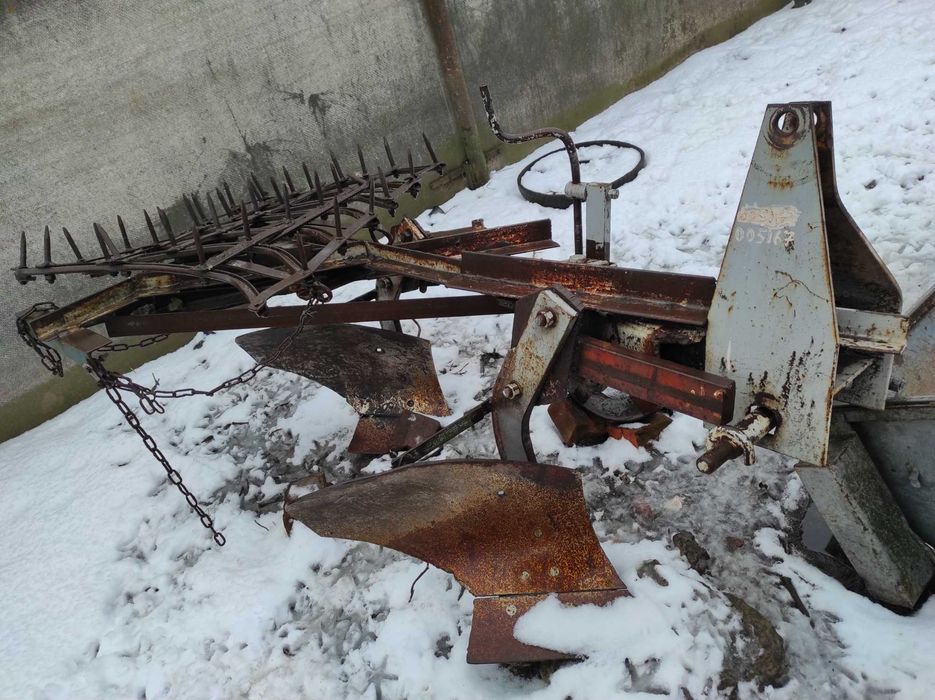 Плуг двохкорпусний