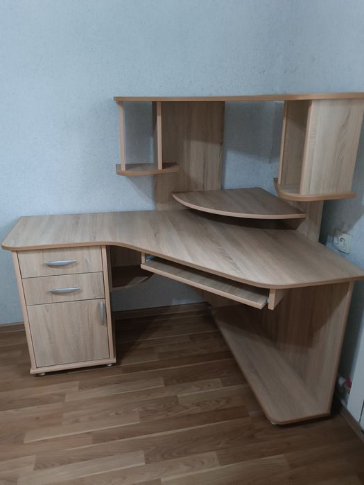 Комп'ютерний стіл